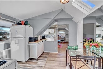 233 Sears Rd, Unit Second Floor in West Islip, NY - Foto de edificio - Building Photo