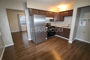 103-103 Hayes Ct in Burlington, IA - Building Photo