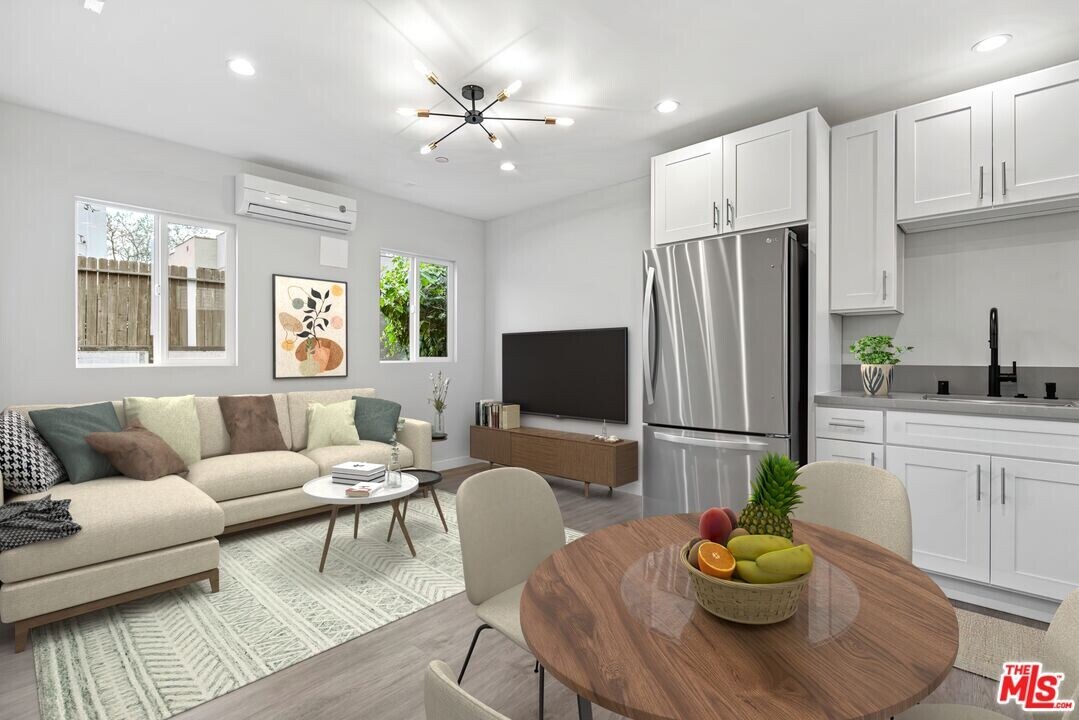1235 Stearns Dr in Los Angeles, CA - Building Photo