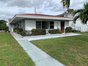 1987 NE 171 St-Unit -1-1 in North Miami Beach, FL - Building Photo - Building Photo