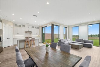 309 Paradiso in Irvine, CA - Foto de edificio - Building Photo