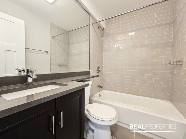 530 W Surf St in Chicago, IL - Building Photo - Building Photo
