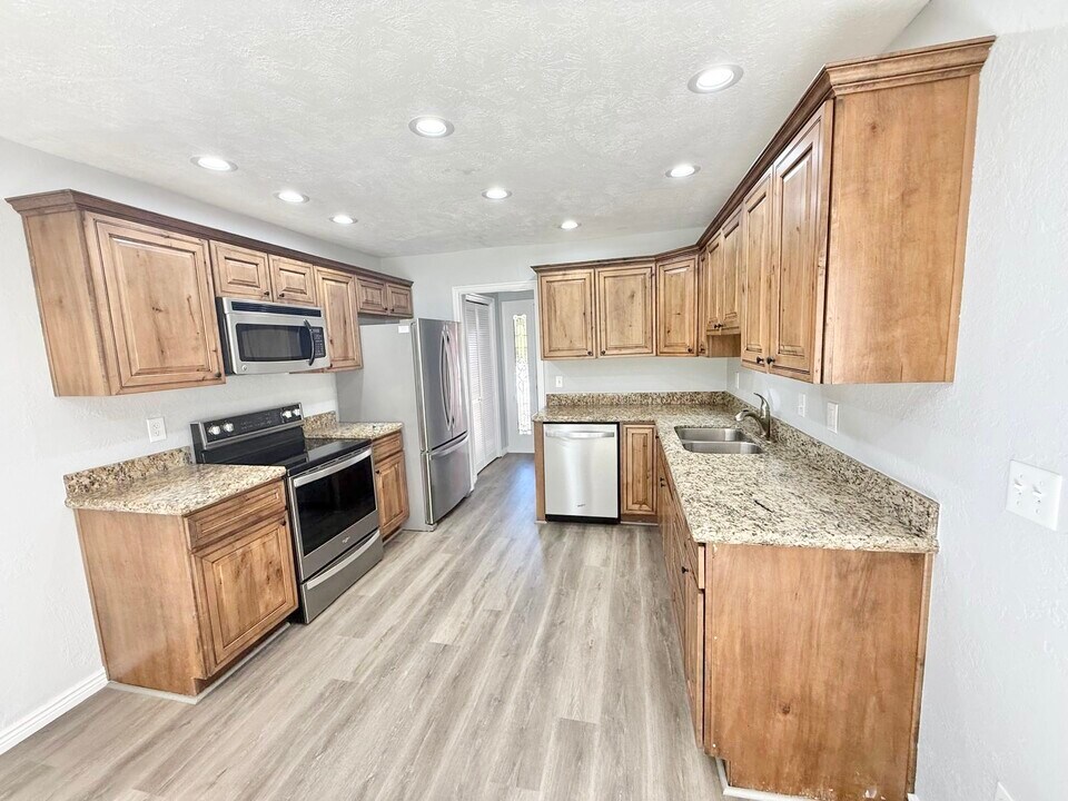 8335 S 1050 E in Sandy, UT - Building Photo