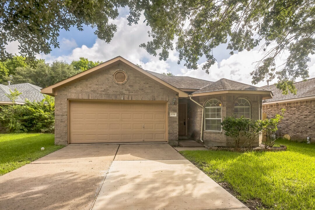 5751 Wandering Creek Dr in Richmond, TX - Building Photo