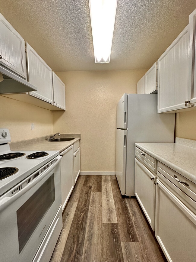 Pine Grove Apartments in Prince George, BC - Building Photo - Building Photo