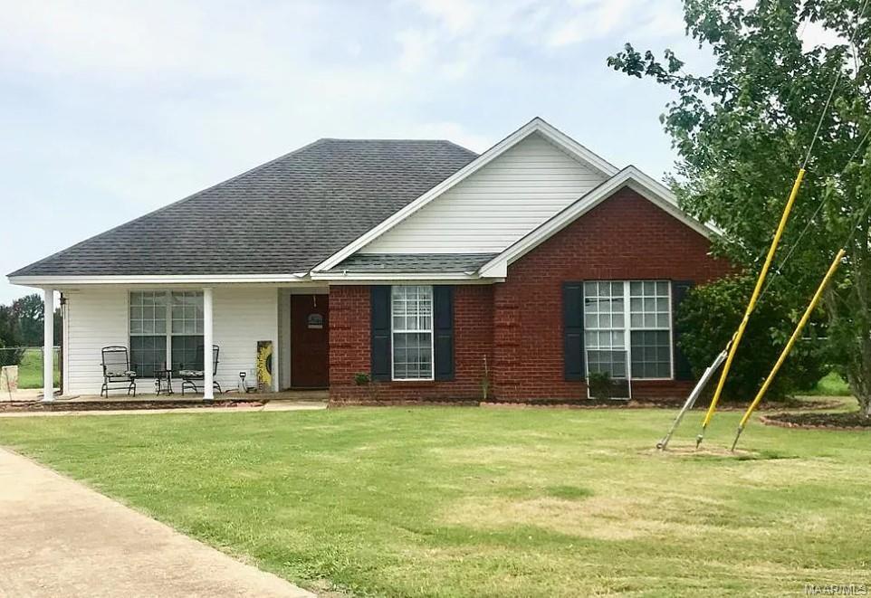 44 White Oak Ct in Deatsville, AL - Building Photo