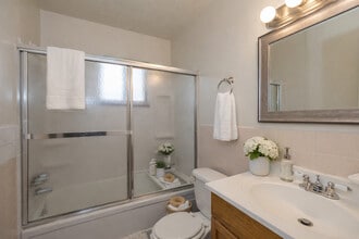 Water's Edge Apartments in Lorain, OH - Foto de edificio - Building Photo