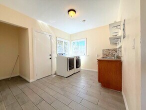 1235 W Florence Ave in Los Angeles, CA - Building Photo - Building Photo