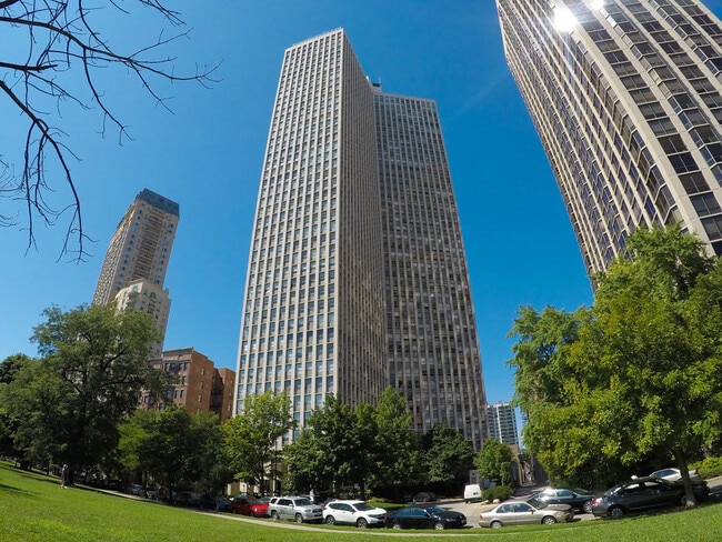 property at 2626 N Lakeview Ave