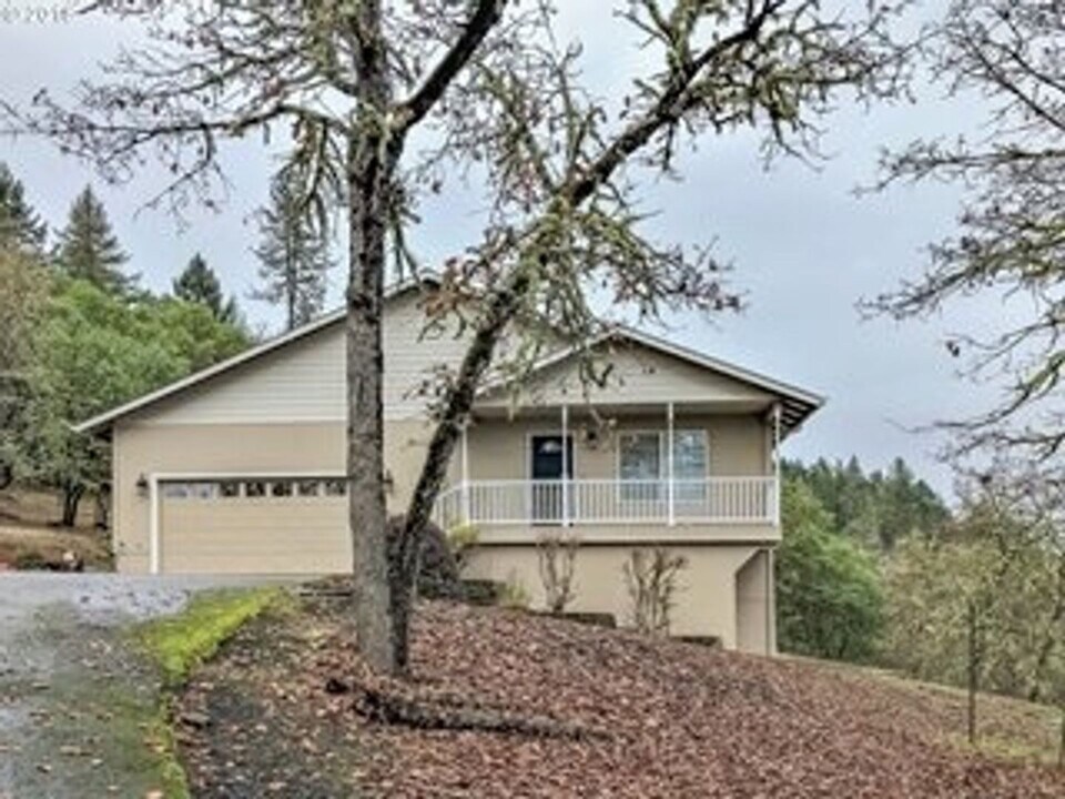 827 Old Garden Valley Rd in Roseburg, OR - Building Photo