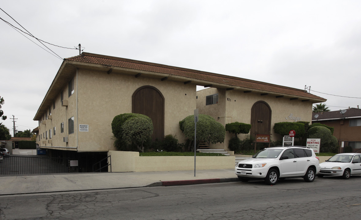 Alcazar Apartments in Anaheim, CA - Foto de edificio