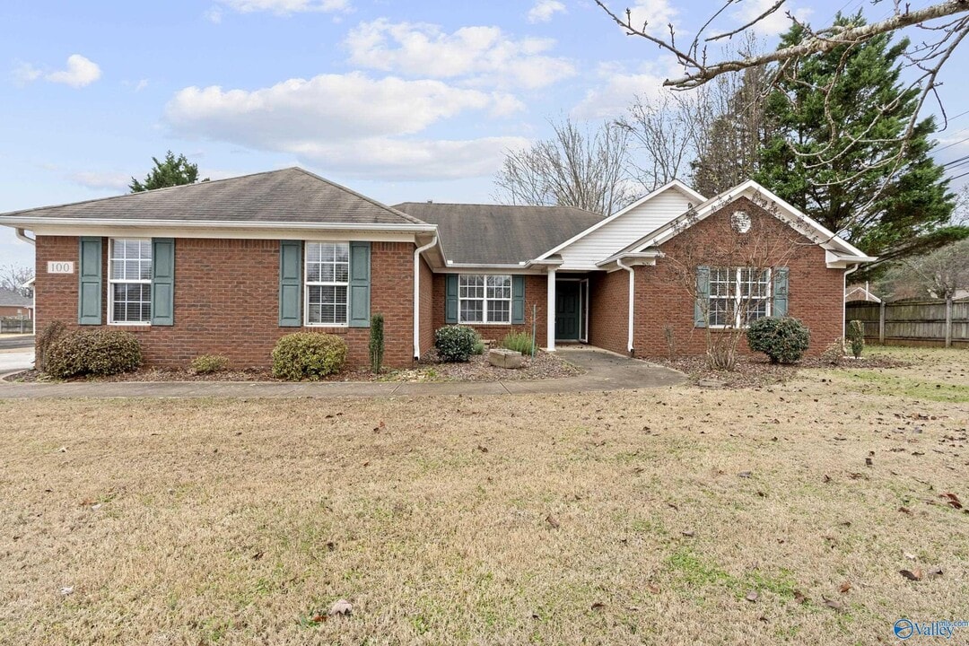 100 Ellacott Dr in Huntsville, AL - Building Photo
