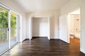 6806 NW 166th Terrace in Hialeah, FL - Foto de edificio - Building Photo