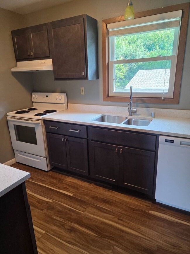 831 Weslyn Ct in West Bend, WI - Building Photo - Building Photo