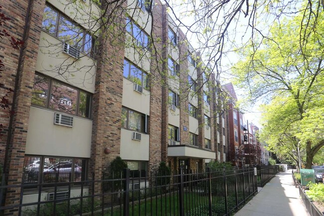 property at 628 W Wrightwood Ave