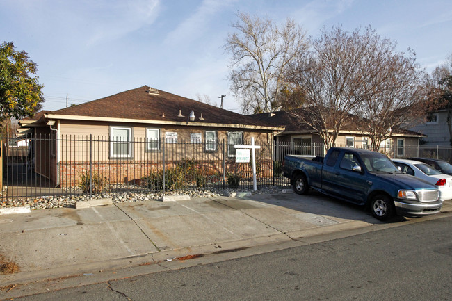 Santiago Apartments in Sacramento, CA - Foto de edificio - Building Photo