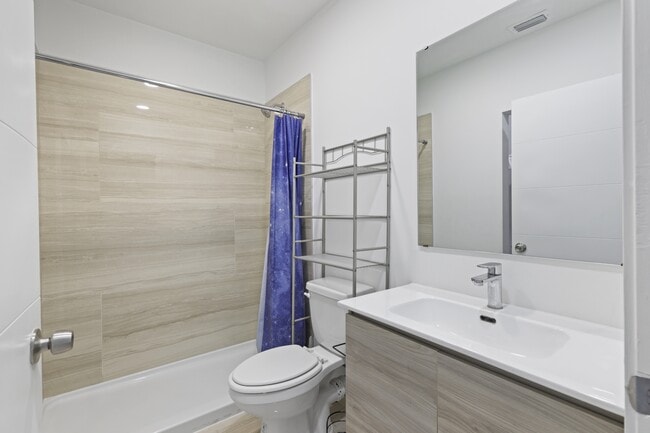 2011 Olsen Ln in Lehigh Acres, FL - Building Photo - Building Photo