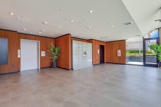 3279 San Marino St in Los Angeles, CA - Foto de edificio - Building Photo