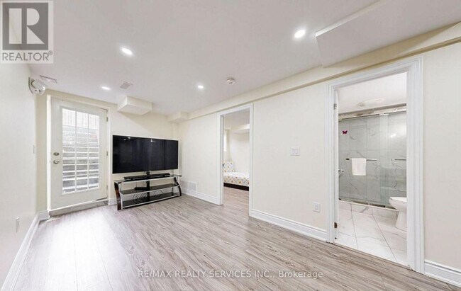 7095 Village Walk in Mississauga, ON - Building Photo - Building Photo