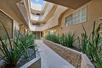 333 W Alameda Ave in Burbank, CA - Building Photo - Building Photo