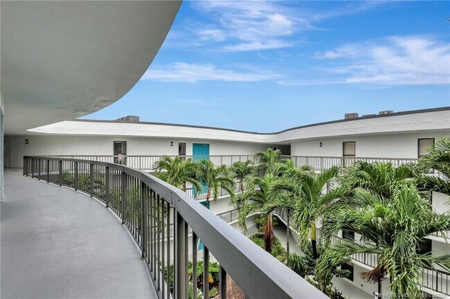 1357 NE Ocean Blvd in Stuart, FL - Foto de edificio - Building Photo