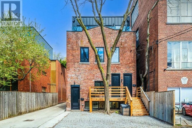 692 Richmond St W