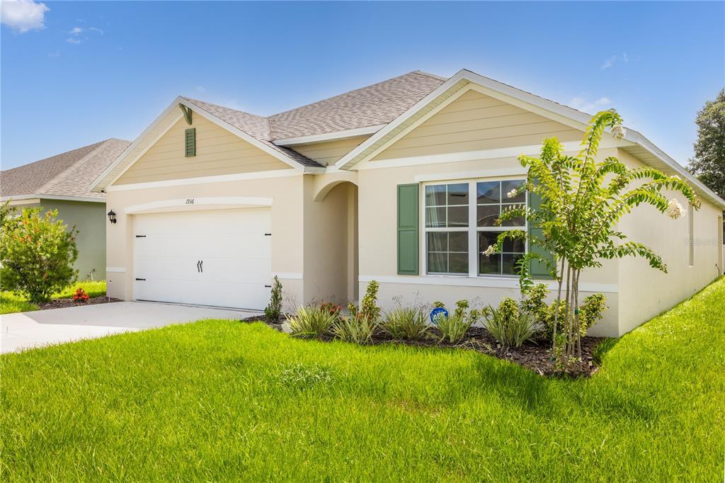 1936 Carnostie Rd in Winter Haven, FL - Foto de edificio