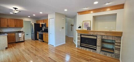 450 Rosewood Crossing in Lindenhurst, IL - Building Photo - Building Photo