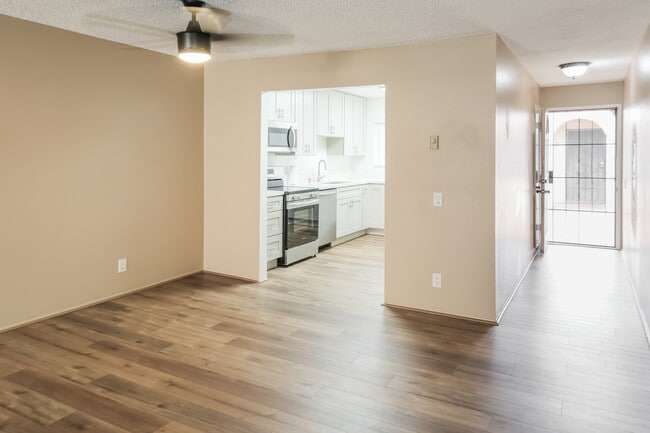 2522 Clairemont Dr in San Diego, CA - Building Photo - Building Photo