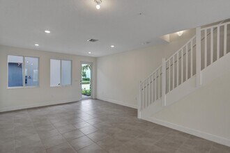 10300 NW 66th St in Doral, FL - Building Photo - Building Photo