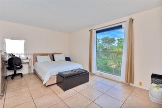 8330 Sands Point Blvd, Unit 308 in Tamarac, FL - Building Photo - Building Photo