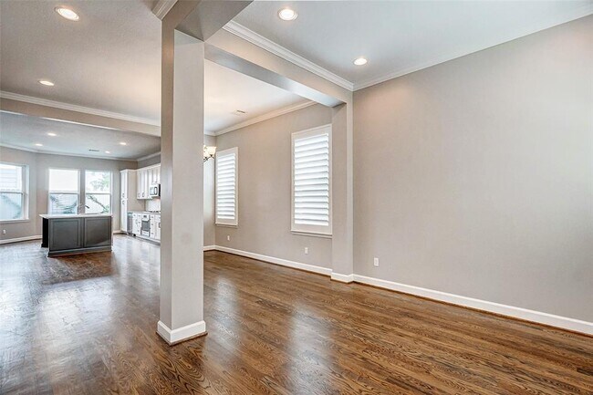 5006 Ella Blvd in Houston, TX - Building Photo - Building Photo