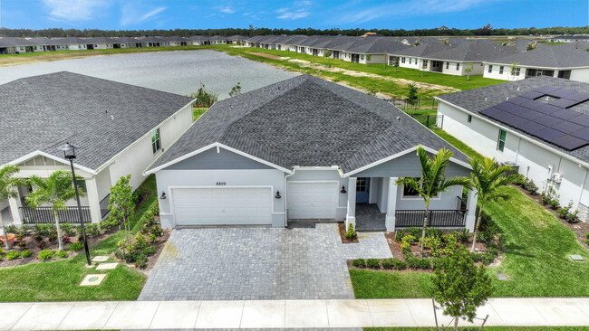 6809 Cloverdale Ave in Port St. Lucie, FL - Foto de edificio - Building Photo