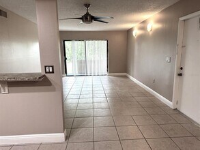 5225 Vineland Rd in Orlando, FL - Building Photo - Building Photo