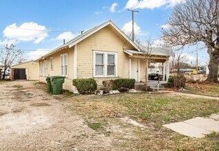 316 W Avenue A in Garland, TX - Foto de edificio - Building Photo