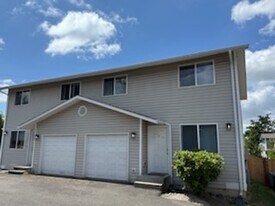 1512 S Puget Dr in Renton, WA - Building Photo