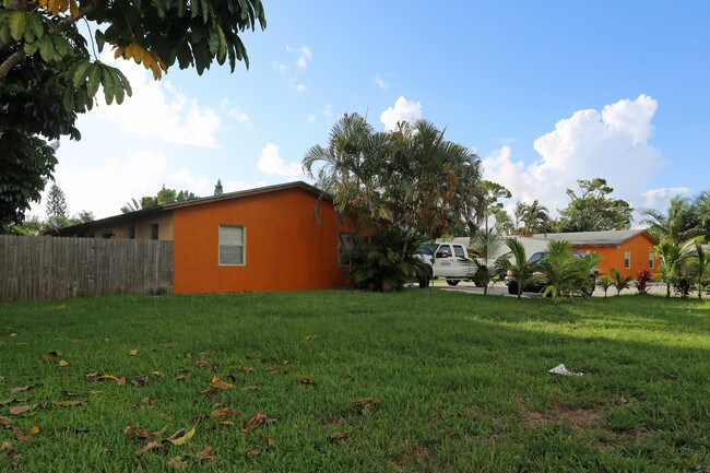 4452 Stevens Rd in Lake Worth, FL - Foto de edificio - Building Photo