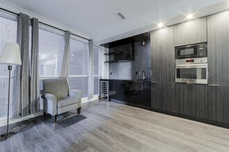 70-470 Temperance St in Toronto, ON - Building Photo - Building Photo