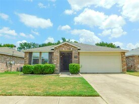 5901 Thoroughbred Trail in Denton, TX - Building Photo