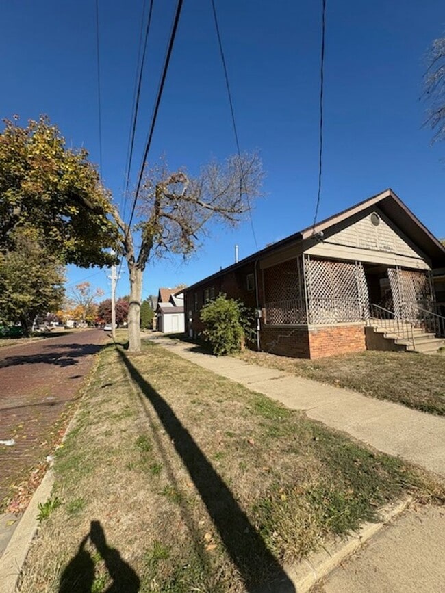 property at 1001 E Republic St