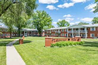 Lakewood Hills Apartments in Coralville, IA - Foto de edificio - Building Photo