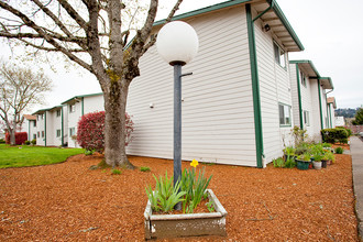 Southtowne Apartments in Eugene, OR - Building Photo - Building Photo