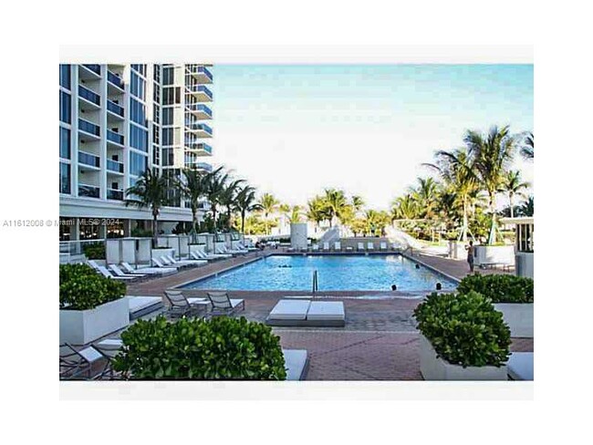 10275 Collins Ave, Unit 1115 in Bal Harbour, FL - Foto de edificio - Building Photo