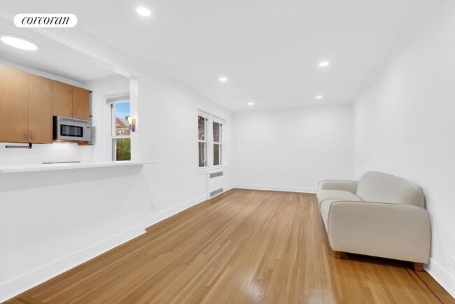 7615 35th Ave in Queens, NY - Foto de edificio - Building Photo