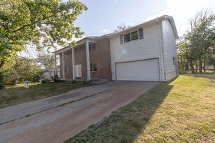 1305 N Golf Blvd in Columbia, MO - Building Photo