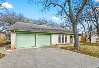 660 Springhill Dr in Hurst, TX - Building Photo - Building Photo