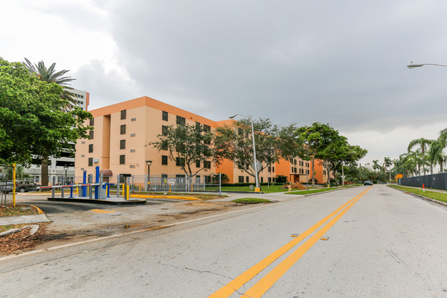 Singer Plaza in Miami, FL - Building Photo - Building Photo