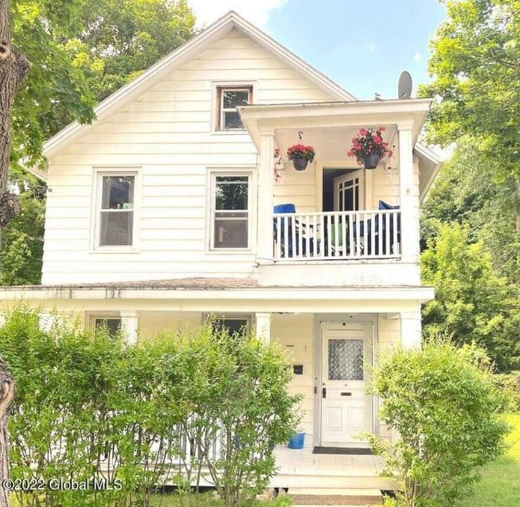 18 Parmenter Ave in Troy, NY - Building Photo