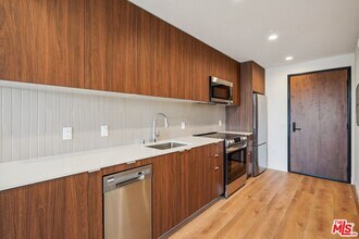 10431 Santa Monica Blvd in Los Angeles, CA - Building Photo - Building Photo