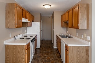 Colonial Court in Alexandria, MN - Building Photo - Interior Photo